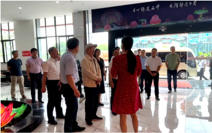 人社部原副部长、中国就业促进会会长张小建一行莅临龙腾文化考察调研